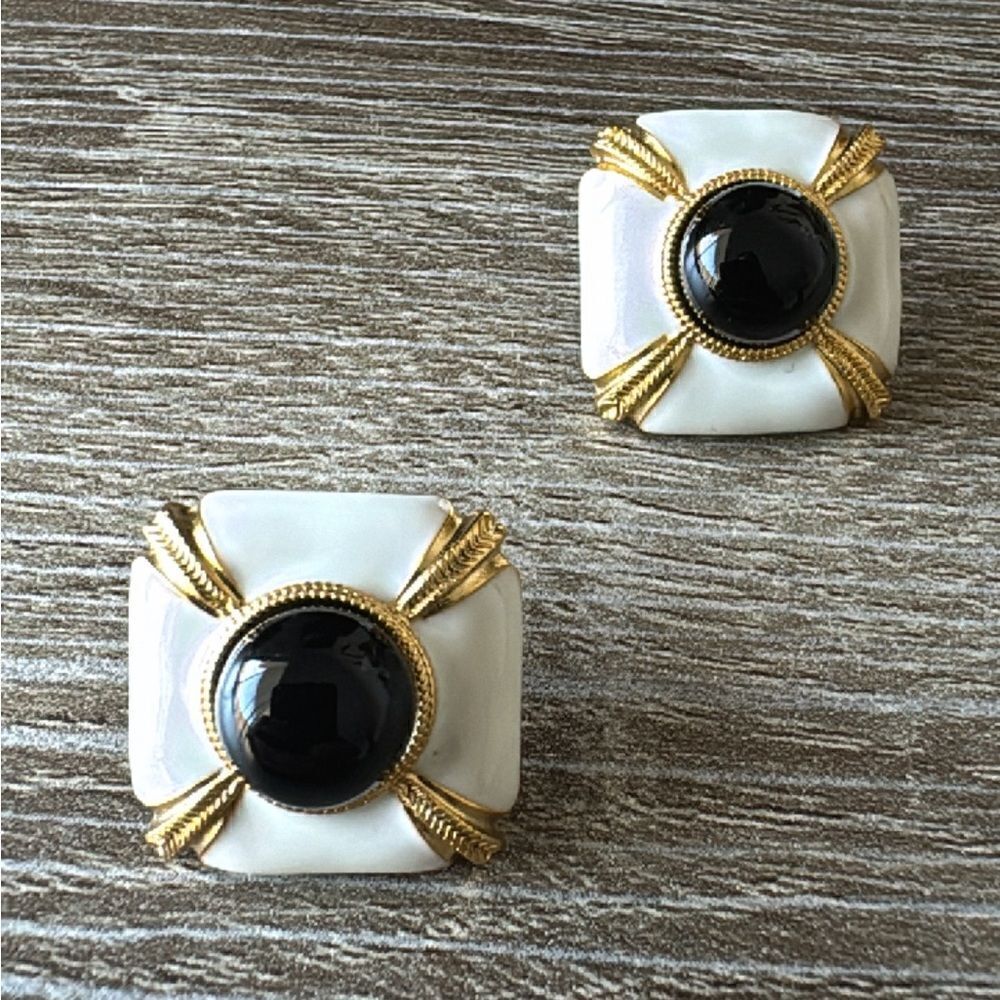 Vintage style white earrings A785